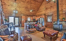 Luxury Pearcy Cabin With 5 Private Acres And Hot Tub!